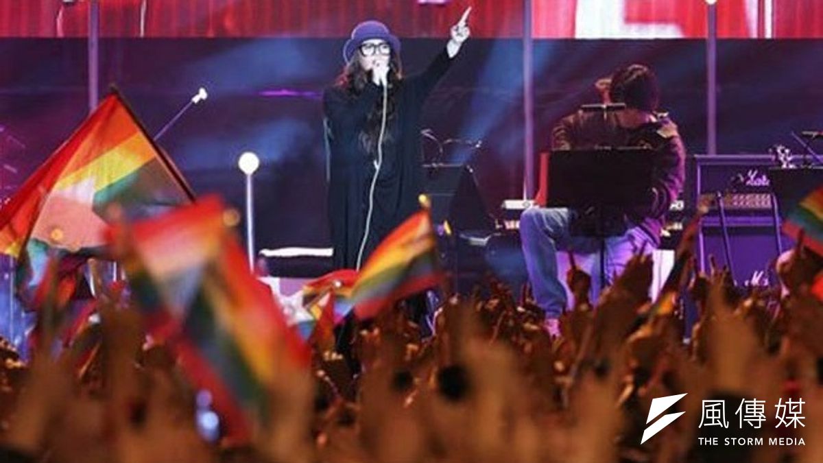 此前張惠妹新加坡演唱會,同志歌迷反應熱烈。(取自網路) 此前張惠妹新加坡演唱會,同志歌迷反應熱烈。(取自網路)