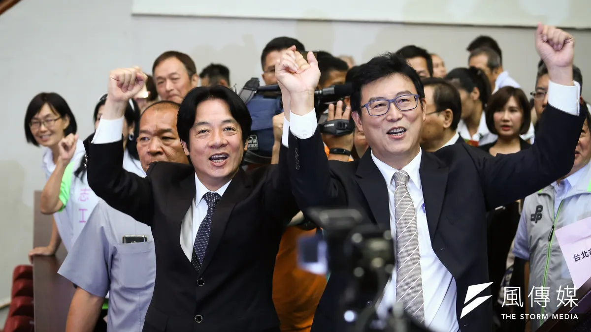 民進黨在台北市舉辦「百工百業挺改革」活動,替姚文智造勢,圖為賴清德攜手姚文智進入「百工百業挺改革」造勢活動會場。(陳品佑攝)