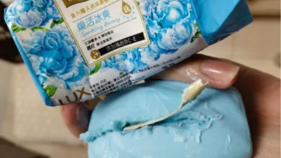 一名民眾洗澡時,發現香皂中藏有一片硬塑膠片。(圖/翻攝自爆料公社)