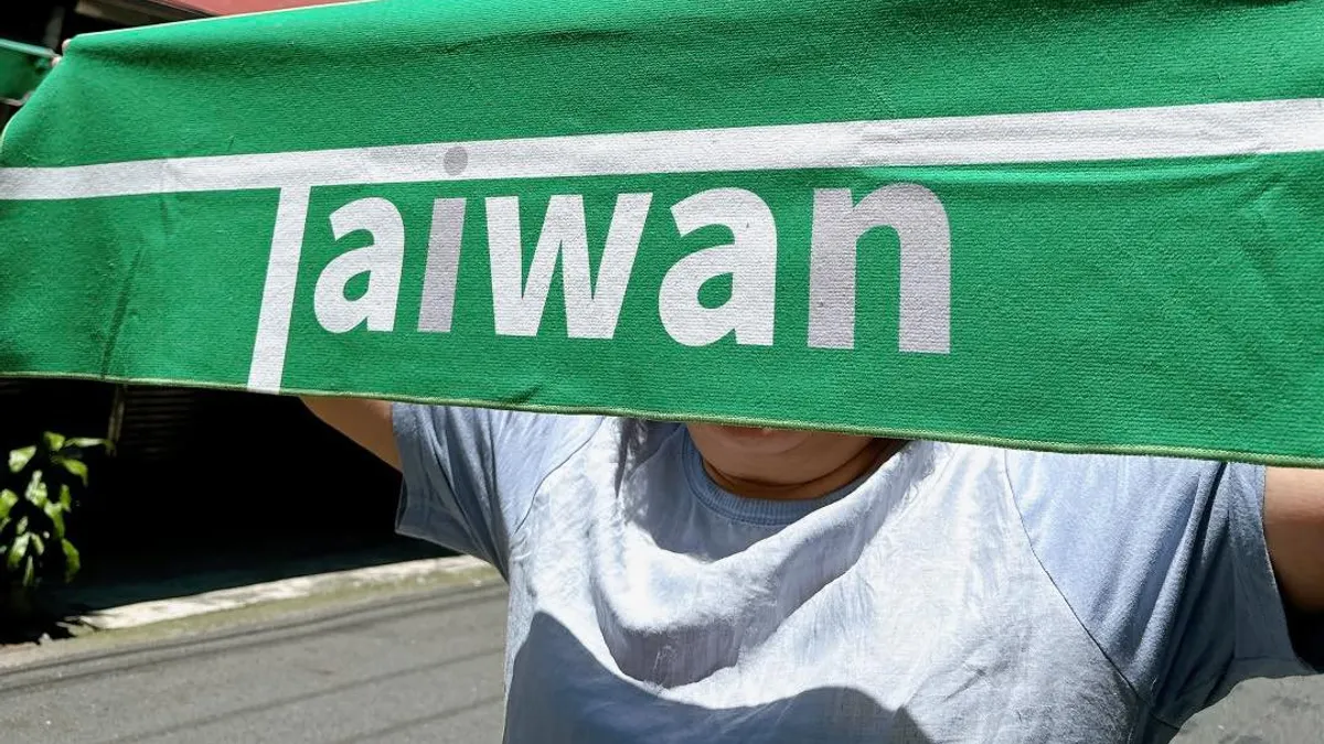 球迷於奧運球場高舉「麟洋配」應援毛巾,遭現場工作人員沒收引發熱議。(圖/翻攝自FB/地圖製造) 球迷於奧運球場高舉「麟洋配」應援毛巾,遭現場工作人員沒收引發熱議。(圖/翻攝自FB/地圖製造)