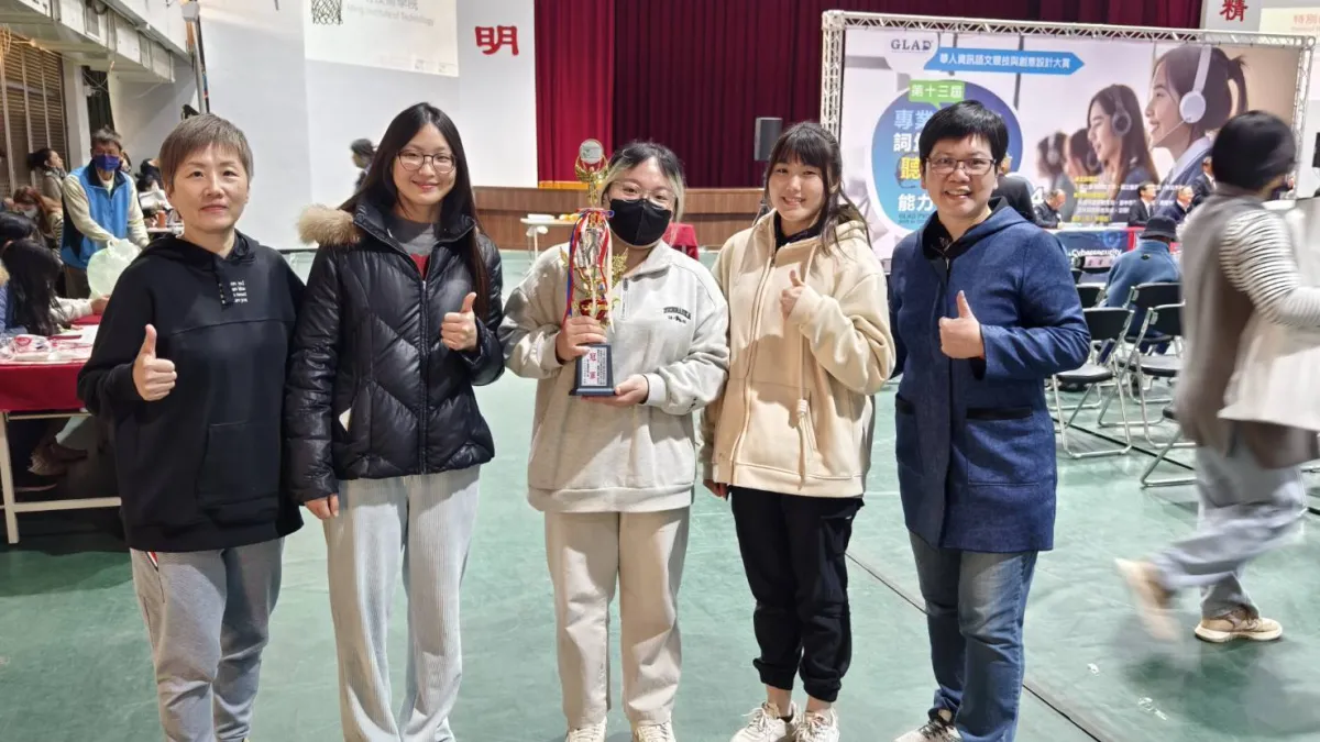 蔡書萍老師(左起)、物理治療系戴佳倚同學、健康美容系阮阮雙愛同學、陳裔淳同學、陳采秀副教授合影。(圖/輔英科大提供)