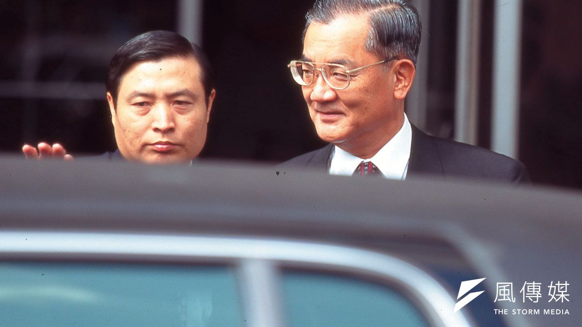 連戰(右)能不能副總統兼任閣揆,讓當年在野的民進黨聲請釋憲。(新新聞資料照) 連戰(右)能不能副總統兼任閣揆,讓當年在野的民進黨聲請釋憲。(新新聞資料照)