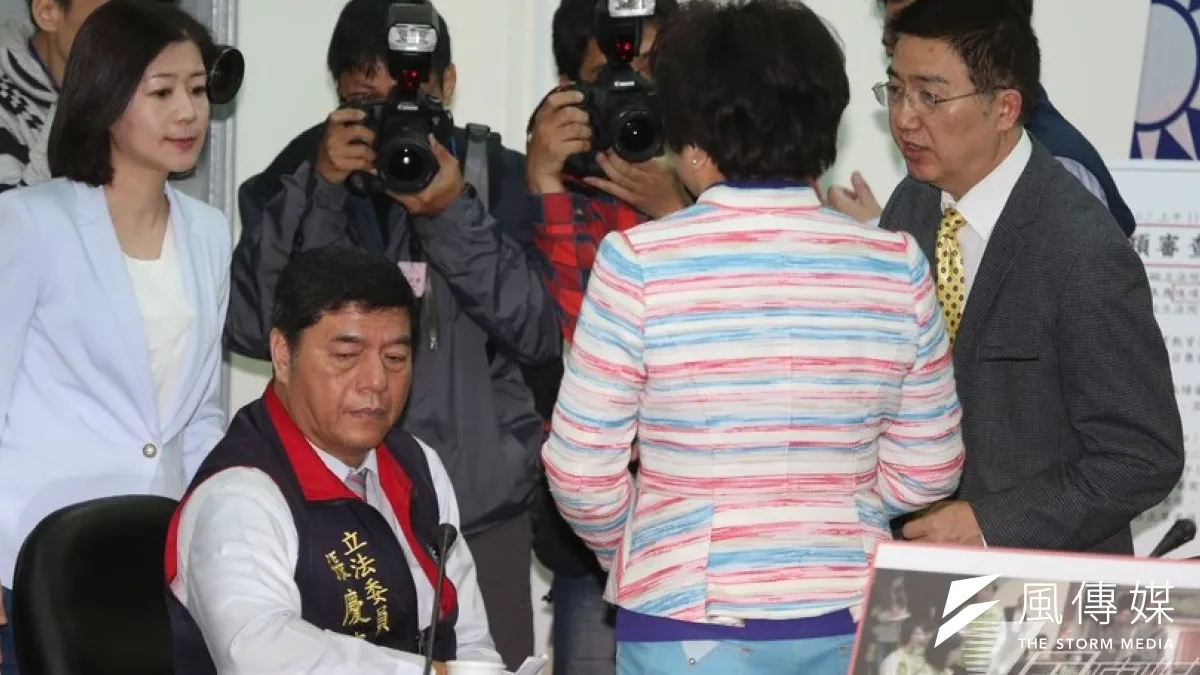 服貿爭議難解!立法院朝野黨團爭執半個多月,抗議學生也持續佔領另一頭的議場,對服貿議題施壓。(余志偉攝)