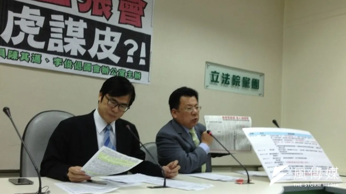 民進黨立委陳其邁、李俊俋今(26)日舉行記者會,批評王張會成果有限。(王立柔攝)