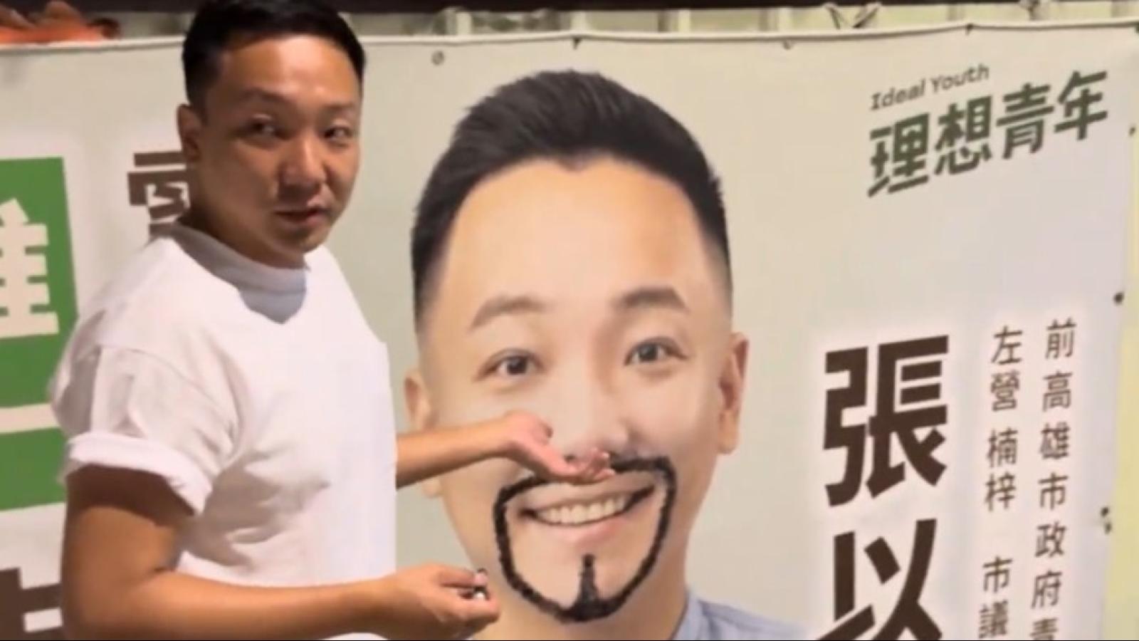 競選看板遭劃一撇鬍子!張以理神補筆變對稱畫作 貼文一夕吸近4萬讚