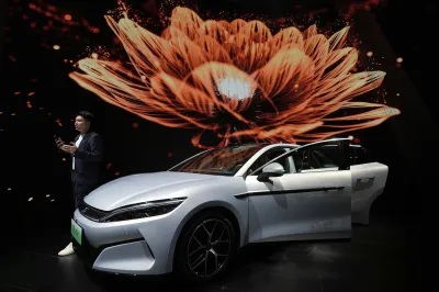 2025年4月23日,比亞迪的漢L在上海車產亮相,(美聯社)