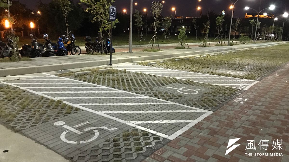 為提供更完善的公共空間,台中市政府在停車地段劃設身障者專屬車位。(圖/曾家祥攝) 為提供更完善的公共空間,台中市政府在停車地段劃設身障者專屬車位。(圖/曾家祥攝)