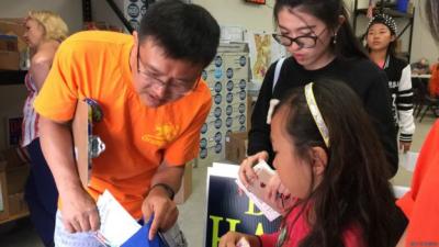 除了在美多年的華人外,參與掃街拜票的還有未成年人。她們在拜票前接受培訓。