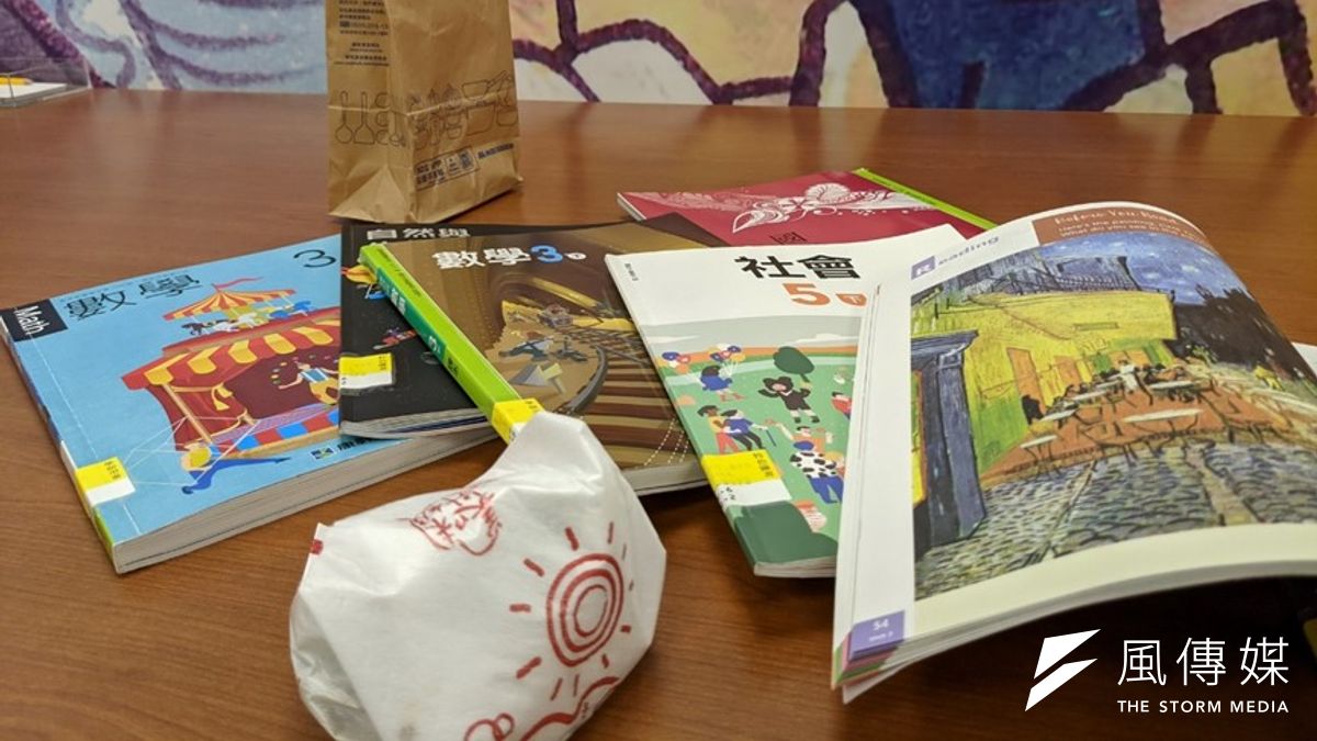 連教學現場最重要的教科書比漢堡便宜,很難想像知識怎會變得如此廉價。(圖/陳逸群) 連教學現場最重要的教科書比漢堡便宜,很難想像知識怎會變得如此廉價。(圖/陳逸群)