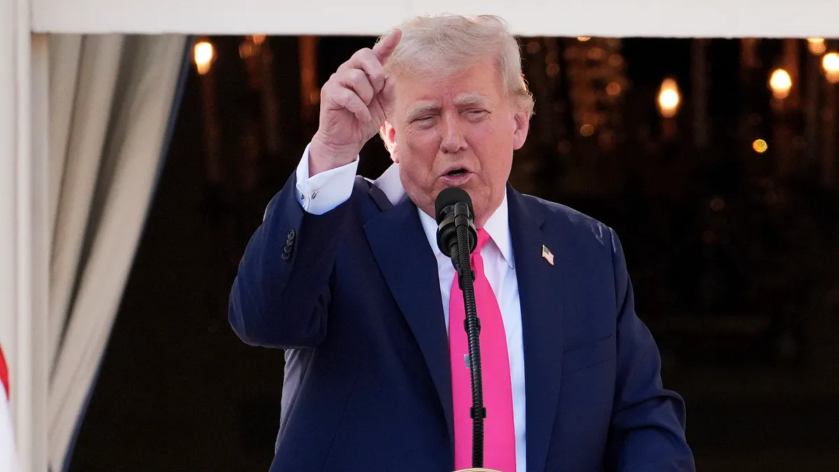 アメリカのトランプ大統領がホワイトハウスで演説中。(AP通信) アメリカのトランプ大統領がホワイトハウスで演説中。(AP通信)