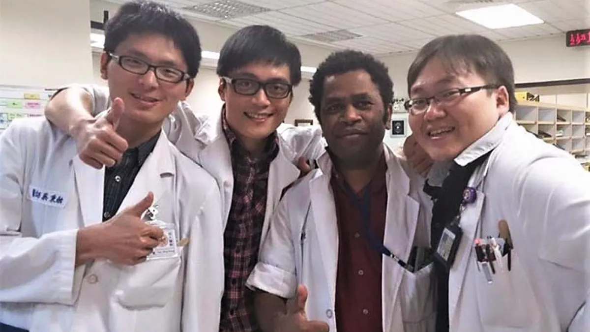 索羅門青年波波拉不畏艱苦,來台苦讀醫學,終能返鄉奉獻,一圓醫療夢。(圖/Paul Bosawai Popora)