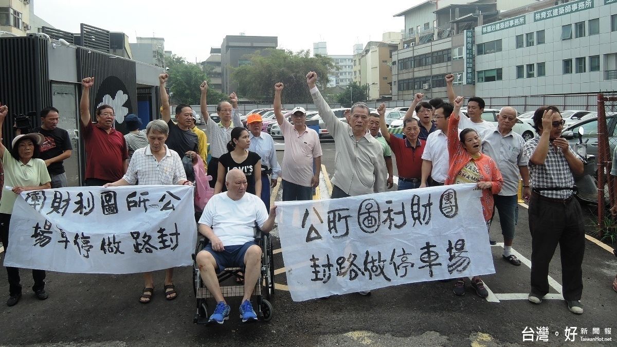 彰基圍籬擋路引民怨 彰化前市長率民拉布條抗議 彰基圍籬擋路引民怨 彰化前市長率民拉布條抗議