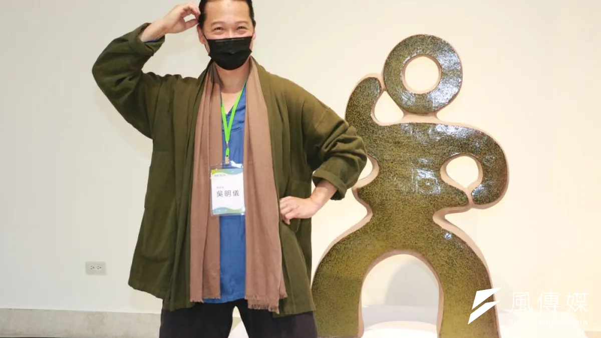 陶藝家吳明儀老師擺出與作品「吳題」同樣姿勢,讓參觀民眾會心一笑。(圖/李梅瑛)