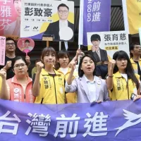 時代力量黨主席王婉諭陪同六位台灣前進陣線候選人前往新竹縣選委會登記。 時代力量黨主席王婉諭陪同六位台灣前進陣線候選人前往新竹縣選委會登記。