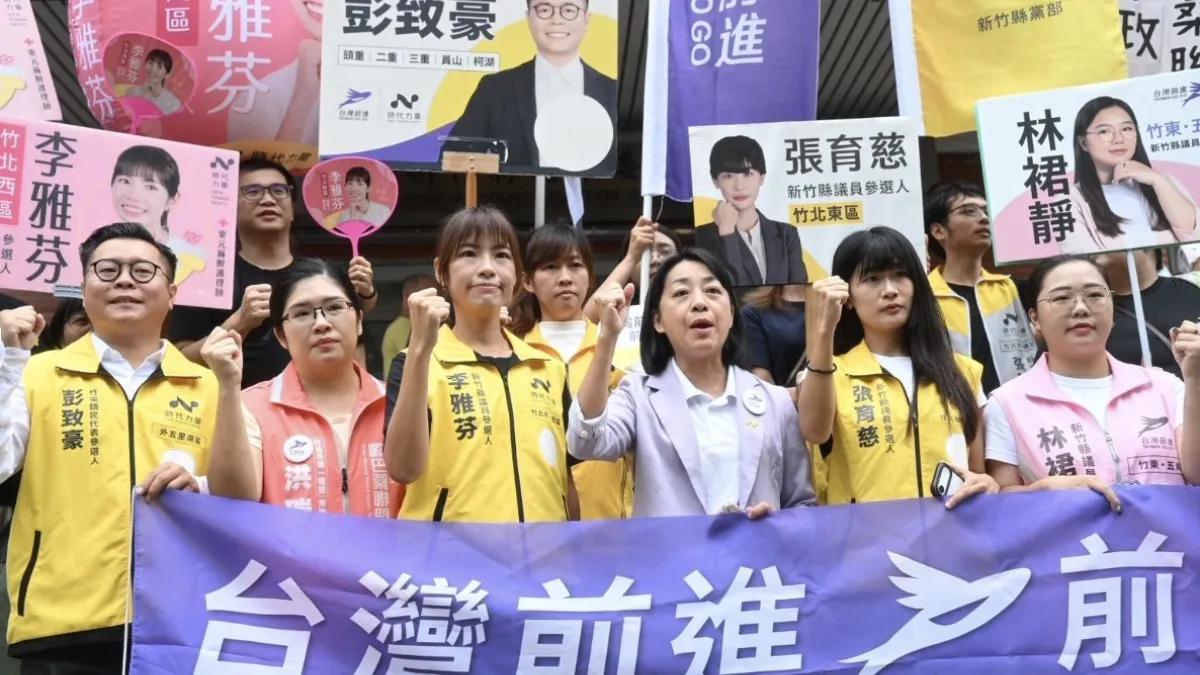時代力量黨主席王婉諭陪同六位台灣前進陣線候選人前往新竹縣選委會登記。