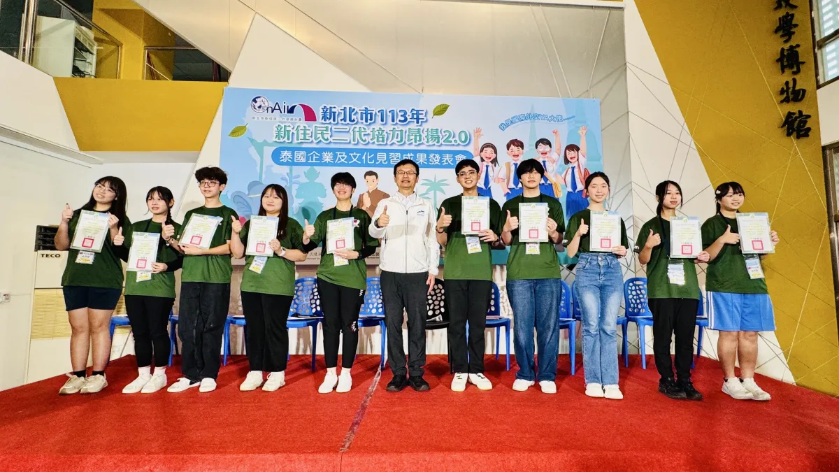教育局長張明文(中)頒發10名國際外交YA大使證書。(圖/新北市教育局提供)