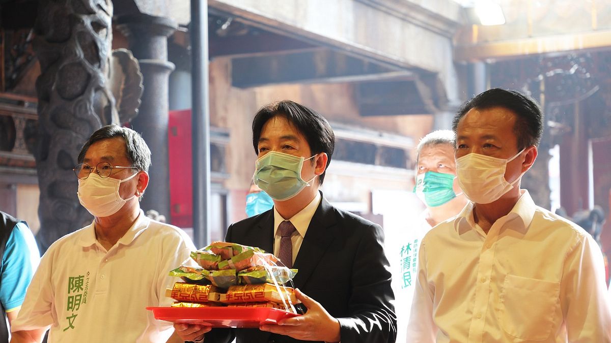 副總統賴清德前往嘉義縣天岩紫雲寺及笨港口港口宮參拜,感謝當年台南地震協助賑災之情。(圖/嘉義縣政府提供) 副總統賴清德前往嘉義縣天岩紫雲寺及笨港口港口宮參拜,感謝當年台南地震協助賑災之情。(圖/嘉義縣政府提供)