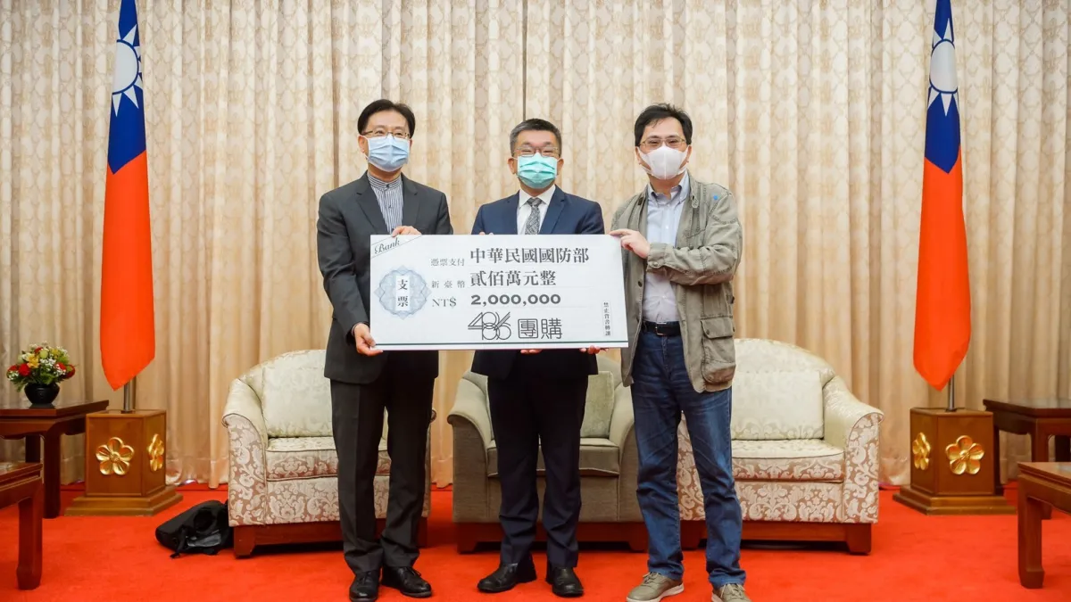 486團購網負責人陳延昶(右)透過立法院副院長蔡其昌(中)協助,捐200萬元替海軍打氣,由海軍政戰主任孫常德(左)代表受贈。(蔡其昌國會辦公室提供)