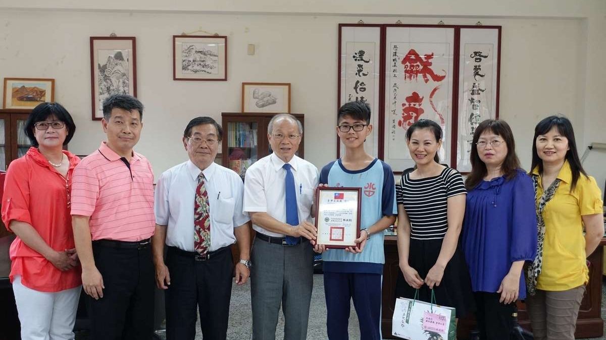 南投縣水里國中學生王泉評 獲頒「臺灣省政府獎狀」 南投縣水里國中學生王泉評 獲頒「臺灣省政府獎狀」