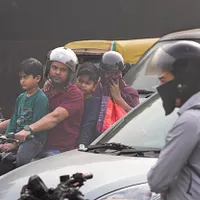 2024年11月14日、インド・ニューデリーの街を走るバイクの人々。(写真/AP通信) 2024年11月14日、インド・ニューデリーの街を走るバイクの人々。(写真/AP通信)