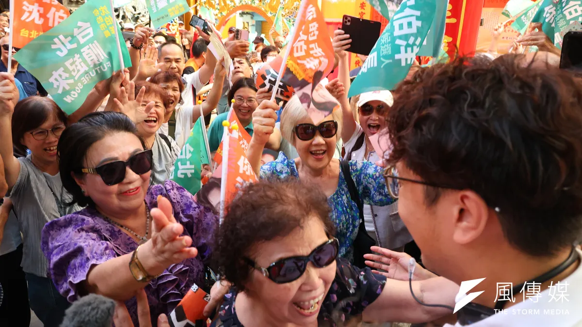 民進黨台北市長參選人沈伯洋(右)至五分埔商圈拜票,沈伯洋阿嬤(左一)至現場加油打氣。(顏麟宇攝)
