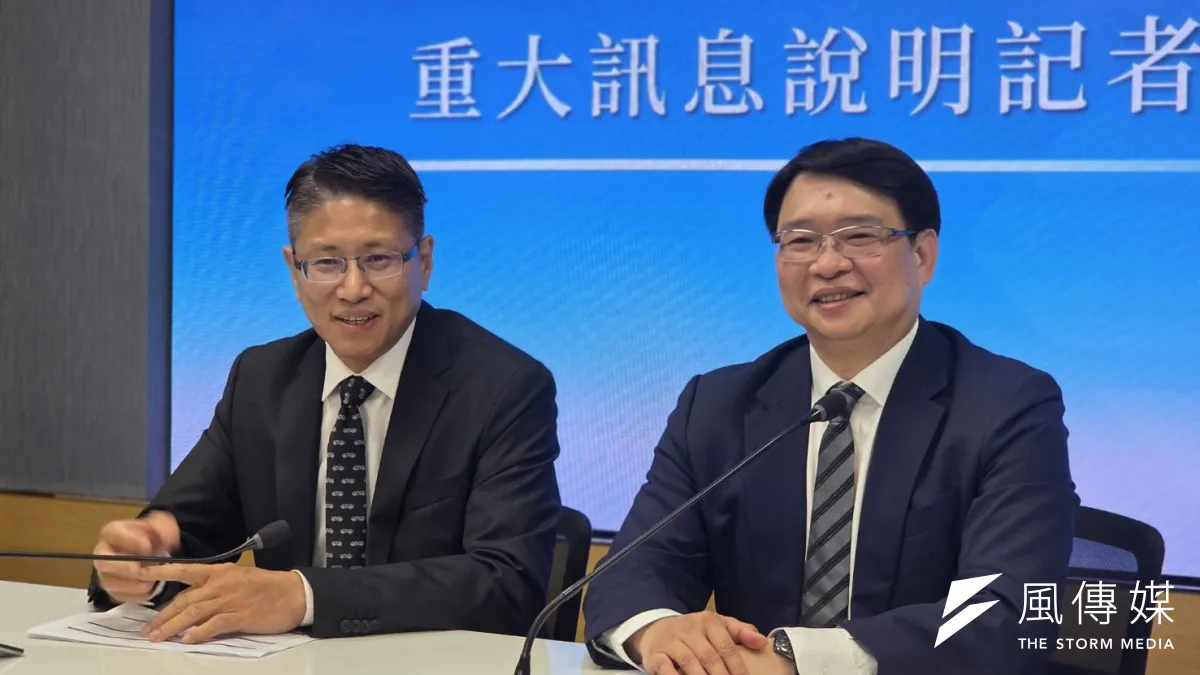 鴻海與東元在證交所舉行重訊記者會,鴻海副總巫俊毅(左)、東元處長簡世雄(右)。(魏鑫陽攝)