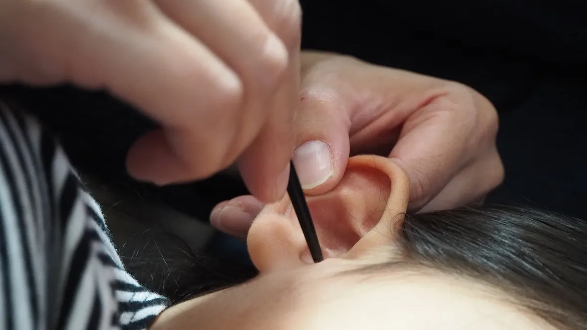 耳屎太多可能會阻塞耳朵,但不當的清潔反而會將耳屎往更深處推。(示意圖/取自photoAC) 耳屎太多可能會阻塞耳朵,但不當的清潔反而會將耳屎往更深處推。(示意圖/取自photoAC)