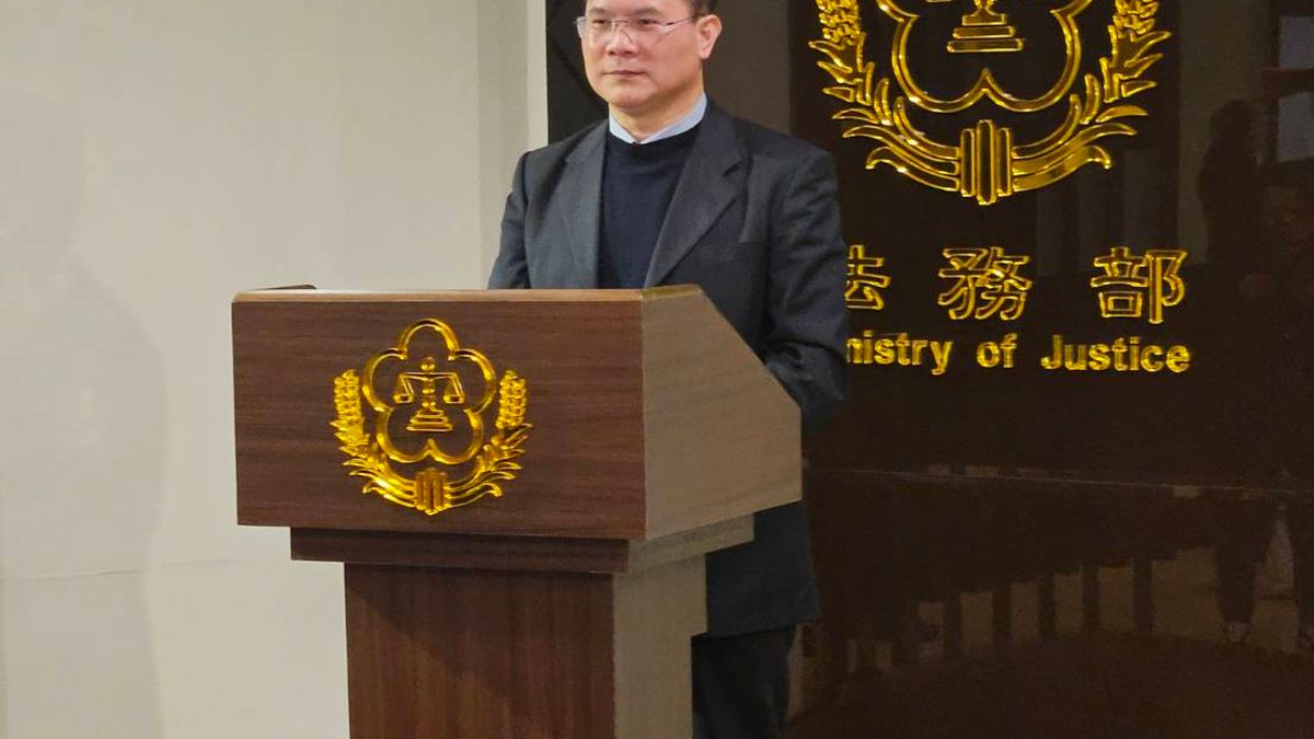 法務部常務次長黃謀信16日深夜說明部長鄭銘謙批准槍決令執行死刑犯黃麟凱的過程,並強調依法行政。(資料照,林益民攝) 法務部常務次長黃謀信16日深夜說明部長鄭銘謙批准槍決令執行死刑犯黃麟凱的過程,並強調依法行政。(資料照,林益民攝)