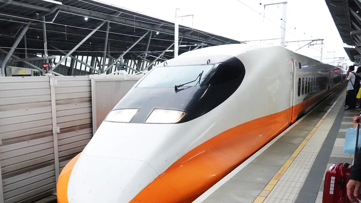 台湾新幹線は静かなる客室を引き続き推進し、車内での通話やイヤフォンなしでの動画視聴を控えるよう呼びかけるが、その対象には子供や赤ちゃんが含まれていない、と強調している。(写真はイメージ/柯承惠撮影) 台湾新幹線は静かなる客室を引き続き推進し、車内での通話やイヤフォンなしでの動画視聴を控えるよう呼びかけるが、その対象には子供や赤ちゃんが含まれていない、と強調している。(写真はイメージ/柯承惠撮影)