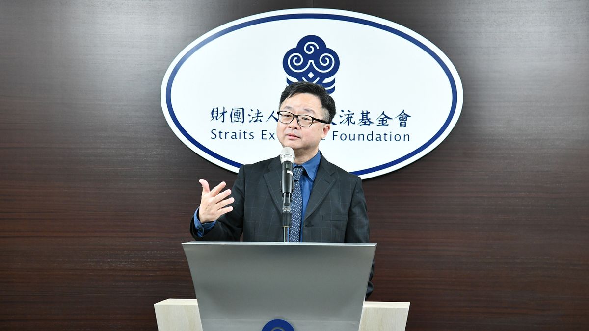 海基會13日下午召開背景說明會,秘書長羅文嘉批評對岸「一手拿刀槍,一手拿鮮花」,「要人如何相信跟你交流交心?」(海基會提供) 海基會13日下午召開背景說明會,秘書長羅文嘉批評對岸「一手拿刀槍,一手拿鮮花」,「要人如何相信跟你交流交心?」(海基會提供)