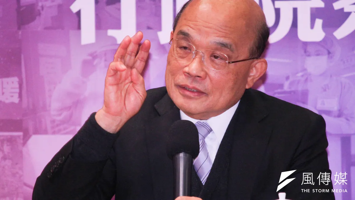 行政院長蘇貞昌最新口號,「安心加外套,政府給你靠」。(蔡親傑攝)
