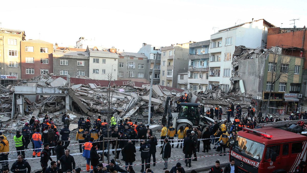 土耳其航空的貨運飛機16日在吉爾吉斯的瑪納斯機場附近墜毀。(美聯社) 土耳其航空的貨運飛機16日在吉爾吉斯的瑪納斯機場附近墜毀。(美聯社)