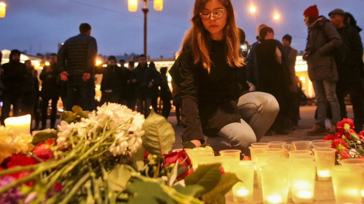 俄羅斯聖彼得堡3日發生地鐵爆炸案,民眾獻花、點蠟燭悼念死難者(AP)