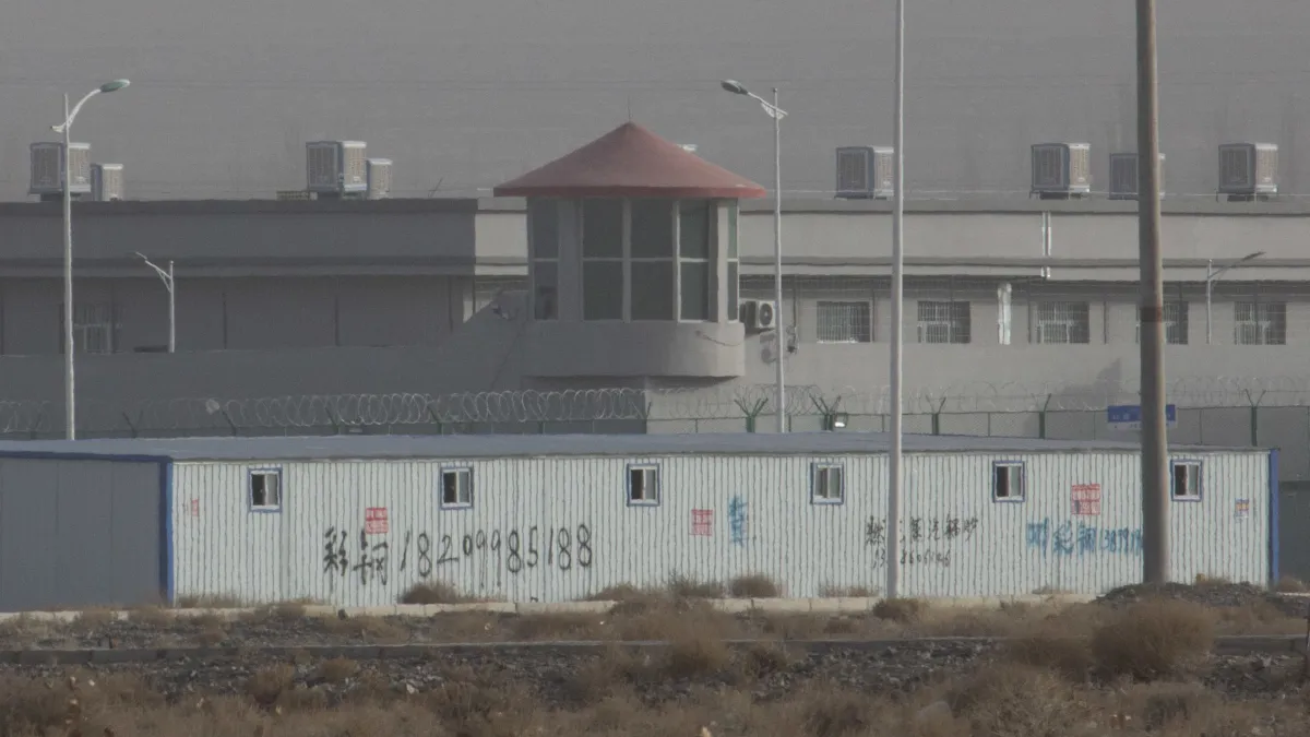 對於中國政府拘押、逼迫維吾爾人及其他少數民族學習愛國主義及放棄宗教認同之行,作者認為自己作為人類學家,已到不能再用純客觀視角看待的時候。(資料照,美聯社)