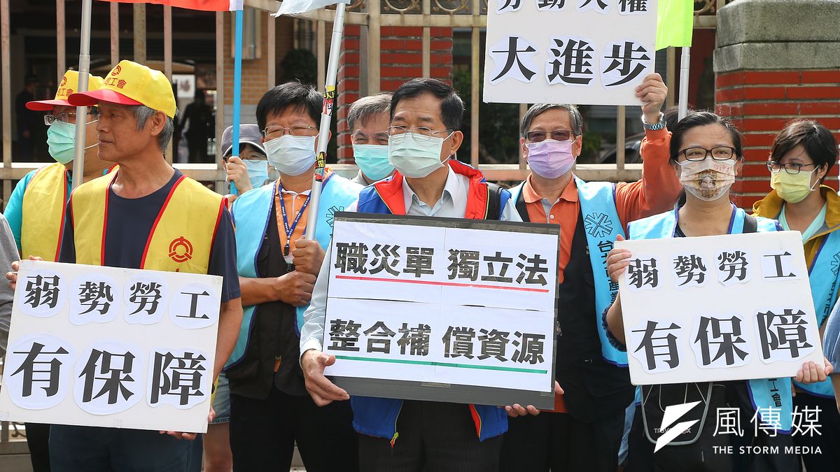 職災保險單獨立法推動小組歷經多年努力,《勞工職業災害保險及保護法》終於獲立法院三讀通過,並將於今年五一勞動節上路。(顏麟宇攝) 職災保險單獨立法推動小組歷經多年努力,《勞工職業災害保險及保護法》終於獲立法院三讀通過,並將於今年五一勞動節上路。(顏麟宇攝)