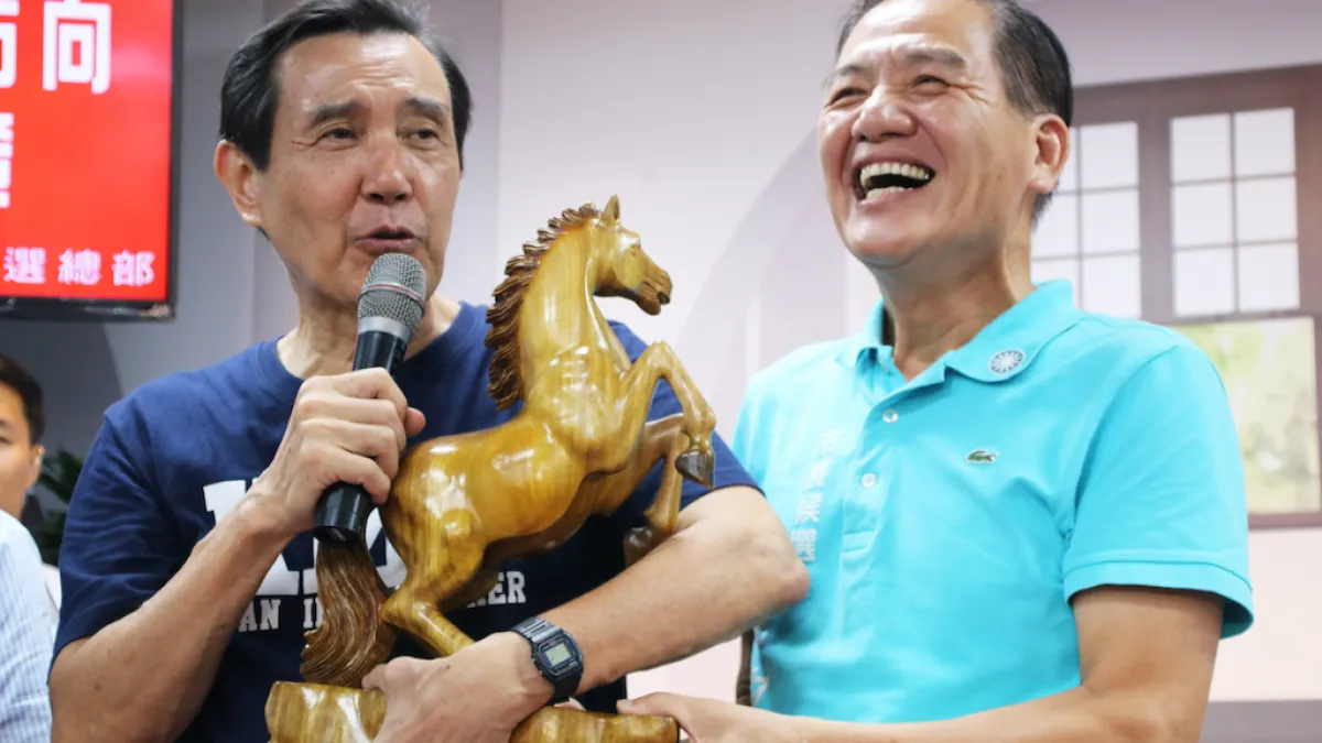 馬英九致贈造型駿馬鼓勵許明財這匹「識途老馬」,「馬力十足」、「馬不停蹄」、「一馬當先」、「馬到成功」。(圖/許明財競選總部提供)。