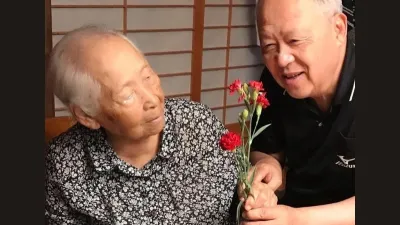 曹汶龍醫師的母親在2014年85歲時罹患失智症,他用了7年的時間耐心照顧,一直到92歲母親高壽辭世。(圖/曹汶龍醫師提供)