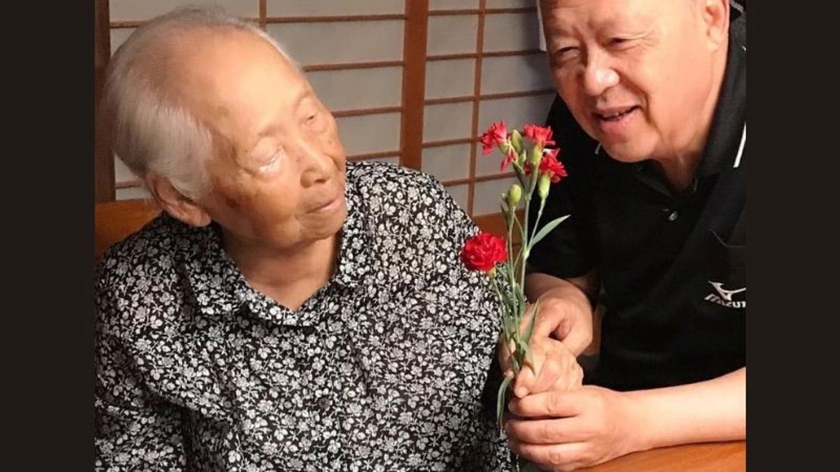 曹汶龍醫師的母親在2014年85歲時罹患失智症,他用了7年的時間耐心照顧,一直到92歲母親高壽辭世。(圖/曹汶龍醫師提供) 曹汶龍醫師的母親在2014年85歲時罹患失智症,他用了7年的時間耐心照顧,一直到92歲母親高壽辭世。(圖/曹汶龍醫師提供)
