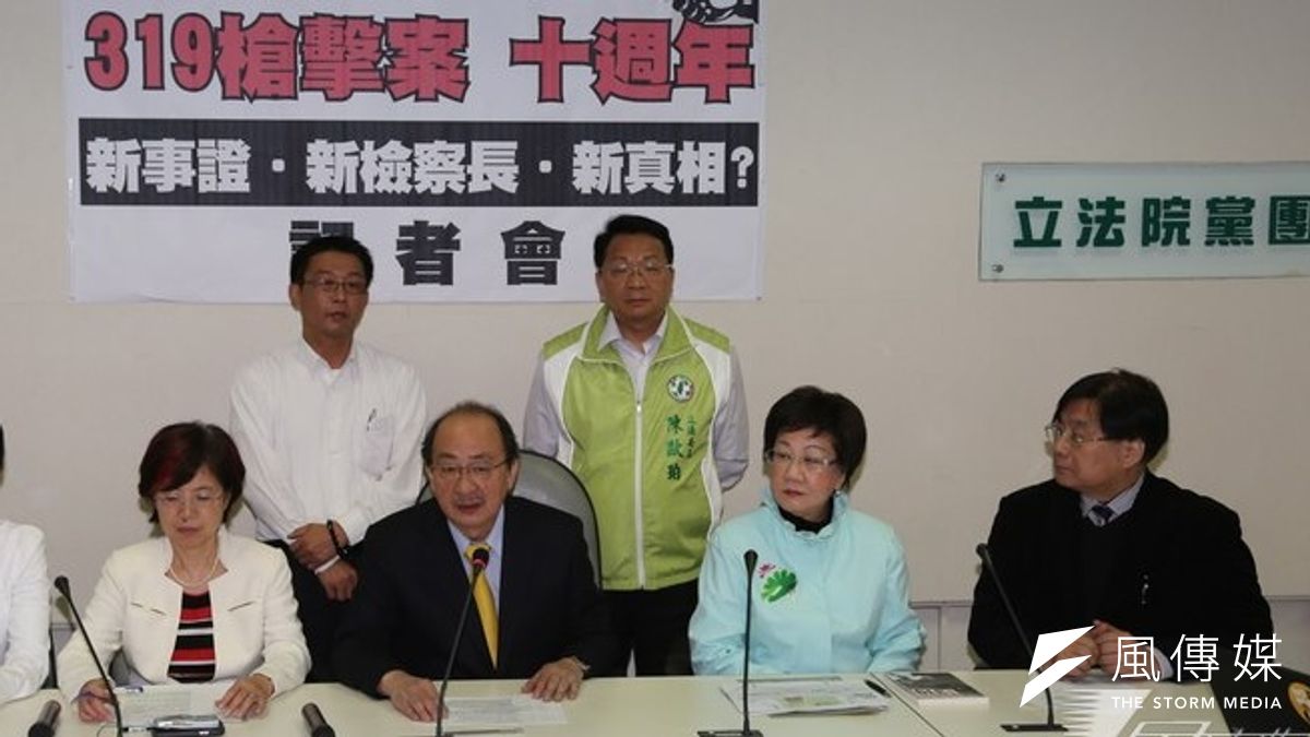 前副總統呂秀蓮在319槍擊案十周年前夕舉行記者會爆料,綠委陳亭妃、尤美女、民進黨立院總召柯建銘、媒體人楊憲宏陪同出席。(余志偉攝) 前副總統呂秀蓮在319槍擊案十周年前夕舉行記者會爆料,綠委陳亭妃、尤美女、民進黨立院總召柯建銘、媒體人楊憲宏陪同出席。(余志偉攝)