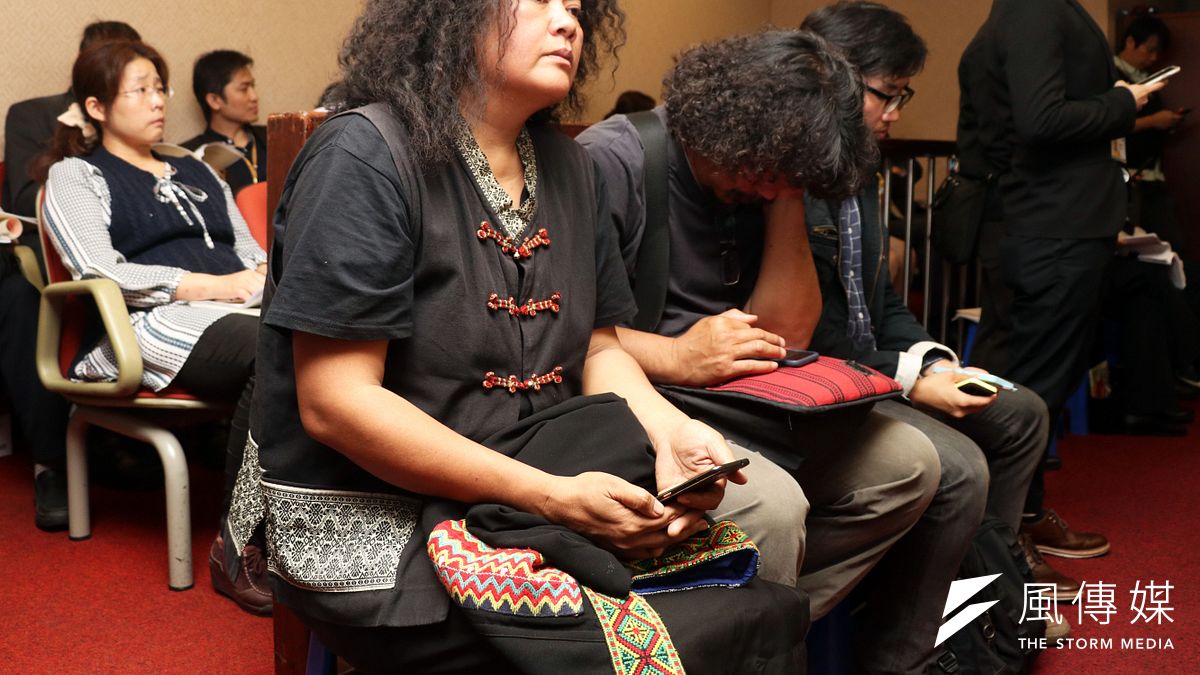 立法院內政委員會5日審查《原住民族土地或部落範圍土地劃設辦法》,原住民歌手巴奈現身立法院內政委員會,在委員會現場旁聽「盯場」。(蘇仲泓攝) 立法院內政委員會5日審查《原住民族土地或部落範圍土地劃設辦法》,原住民歌手巴奈現身立法院內政委員會,在委員會現場旁聽「盯場」。(蘇仲泓攝)
