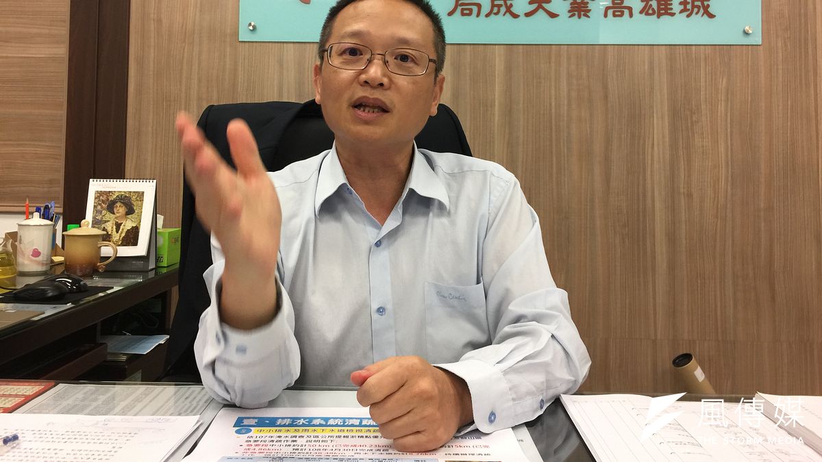 高雄市新任水利局長李戎威受「韓流」感召,由恩師前內政部長李鴻源引薦返鄉接掌水利局。(圖/徐炳文攝) 高雄市新任水利局長李戎威受「韓流」感召,由恩師前內政部長李鴻源引薦返鄉接掌水利局。(圖/徐炳文攝)