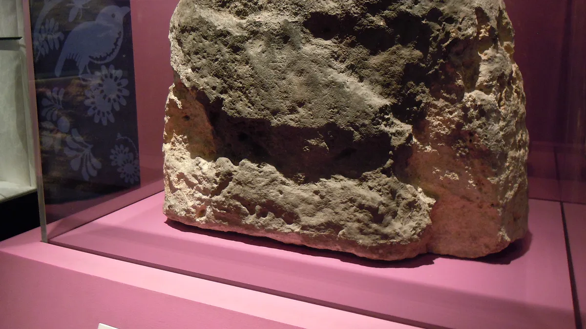 倫敦石(London Stone)(Lord Belbury@Wikipedia / CC BY-SA 4.0)