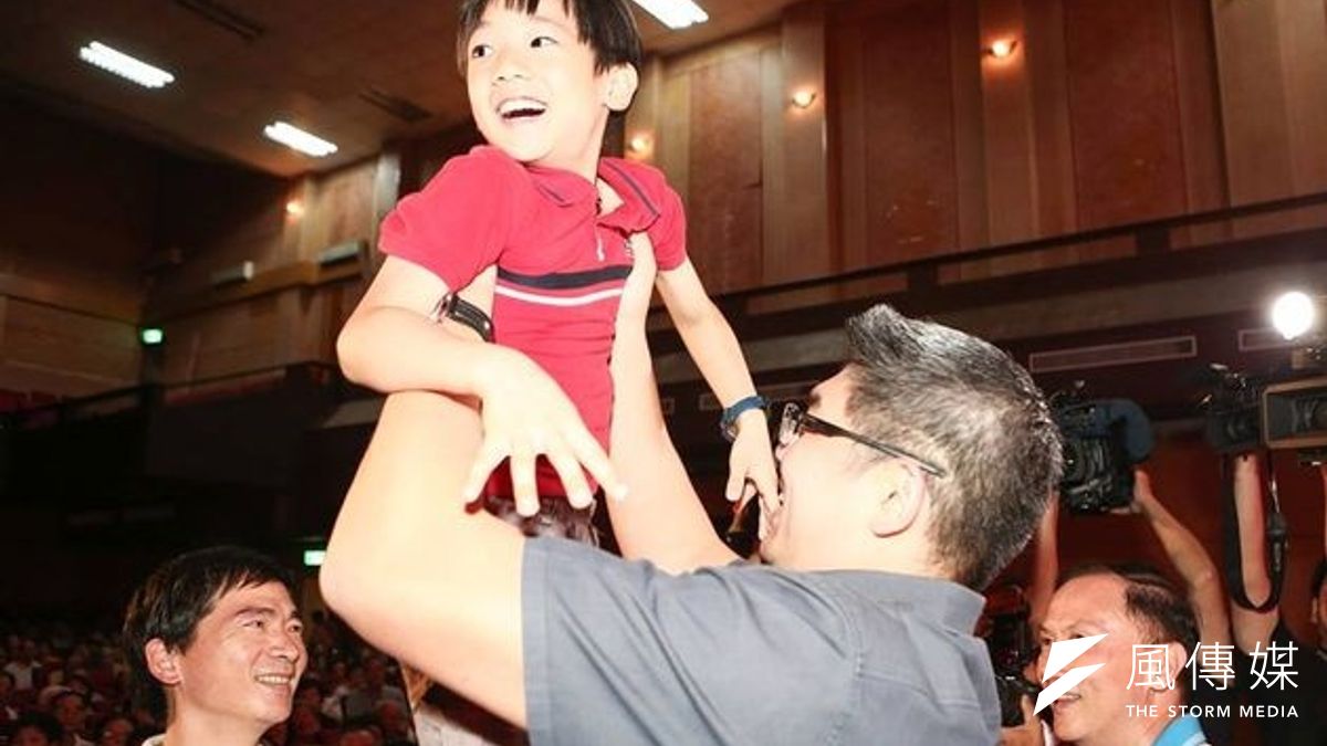 要打破權貴刻板印象,國民黨台北市長參選人連勝文的親民操作還得更自然些。(取自連勝文臉書) 要打破權貴刻板印象,國民黨台北市長參選人連勝文的親民操作還得更自然些。(取自連勝文臉書)