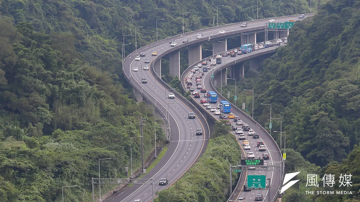 今年端午連假國道車流暴增,中華民國運輸學會理事長林良泰建議,連假時段國五通行費可提高至10倍至500元,達成分流效果。(資料照,顏麟宇攝) 今年端午連假國道車流暴增,中華民國運輸學會理事長林良泰建議,連假時段國五通行費可提高至10倍至500元,達成分流效果。(資料照,顏麟宇攝)