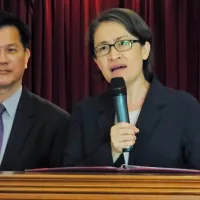 イタリア訪問を終え、14日に帰台した台湾の蕭美琴副総統(右)と林佳龍外交部長(左)。(中央社) イタリア訪問を終え、14日に帰台した台湾の蕭美琴副総統(右)と林佳龍外交部長(左)。(中央社)