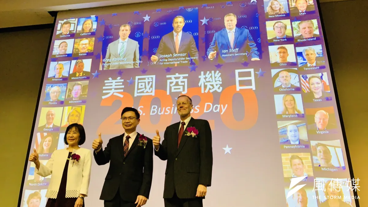 2020美國商機日:對外貿易發展協會董事長黃志芳(中)、國貿局長江若文與美國在台協會台北辦事處處長酈英傑(簡恒宇攝)
