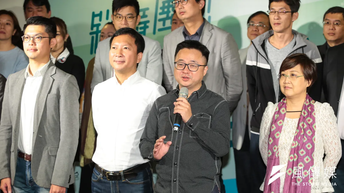 民進黨秘書長羅文嘉(發言者)13日偕同各黨部主管出席「斜槓團隊,56789民主生活更長久」記者會。(顏麟宇攝)