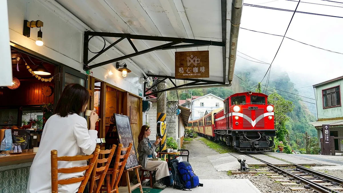 位於中南部的「嘉義」近年也成為旅遊熱點。這裡不僅有國際知名的阿里山,市區更有著如砂鍋魚頭、火雞肉飯等令人垂涎的特色小吃。(圖/嘉義縣政府文觀局提供) 位於中南部的「嘉義」近年也成為旅遊熱點。這裡不僅有國際知名的阿里山,市區更有著如砂鍋魚頭、火雞肉飯等令人垂涎的特色小吃。(圖/嘉義縣政府文觀局提供)