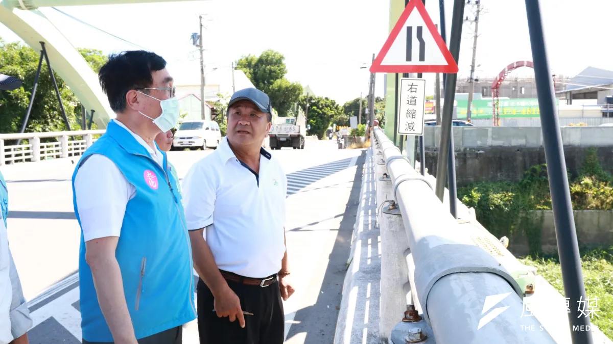 因應颱風「黃蜂」及西南氣流可能帶來的雨勢和雨量,副市長李四川15日赴仁武區視察後勁溪清疏狀況,責請水利局務必徹底清淤,未雨綢繆,防汛不懈。(圖/徐炳文攝)
