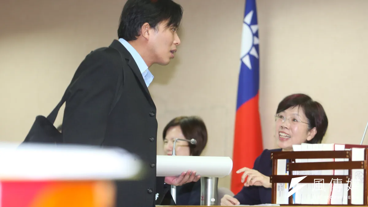 以過去伴侶盟版草案為藍本的許毓仁及時代力量黃國昌(左),有默契的放棄大部分自己提出的條文,而支持尤美女(右)新增《民法》第971-1條對配偶及雙親利義務概括規範保障。(陳明仁攝)